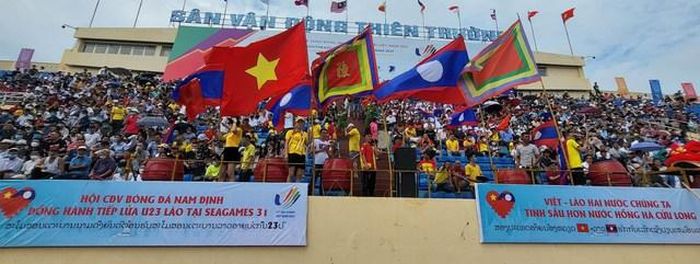 Hàng ngàn cổ động viên Nam Định tiếp lửa cho U23 Lào trên sân Thiên Trường.