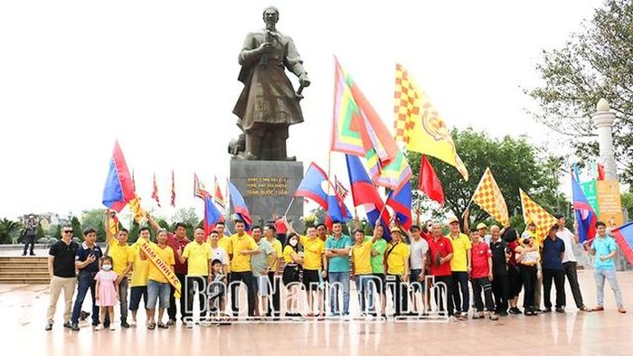 Cổ động viên Nam Định tiếp lửa cho các đội bóng dự SEA Games 31 thi đấu trên sân Thiên Trường.
