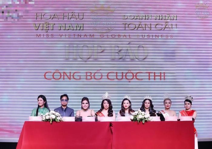 Dàn giám khảo cuộc thi “Hoa hậu Doanh nhân Việt Nam Toàn cầu 2022”.