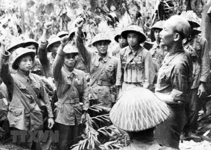 Chủ tịch Hồ Chí Minh đến thăm và nói chuyện với một đơn vị bộ đội tham gia Chiến dịch Điện Biên Phủ năm 1954. Ảnh tư liệu: TTXVN