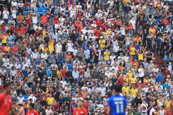 CĐV Việt Nam trên sân Thiên Trường đã cổ vũ cho U23 Lào rất nhiệt tình. Ảnh: Hoài Thu.