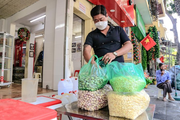  Khoảng 7h mỗi ngày, anh Đức cùng các nhân viên khác tất bật chuẩn bị nguyên liệu để kịp phục vụ cho bữa trưa. "Mỗi ngày quán chúng tôi nhập khoảng 80 kg tỏi và hành. Tỏi là nguyên liệu không thể thiếu cho món ăn làm nên thương hiệu của quán", anh Đức nói. 