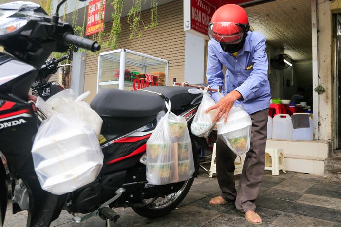  "Quán chúng tôi giao hàng theo phương thức truyền thống, không liên kết với các ứng dụng vận chuyển để đảm bảo chất lượng phục vụ được tốt nhất. Có khoảng 70% khách ăn tại chỗ. Hôm nào thời tiết Hà Nội nắng nóng thì lượng đơn nhiều hơn", bà Lệ Thủy nói thêm. 