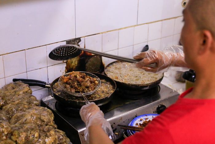  Bốn chiếc chảo dầu có nhiệt độ lên tới hơn 300 độ C được bật liên tục. Đến 12h trưa, lượng khách đến quán đông. Bà Lệ Thủy (chủ quán), cho biết trung bình mỗi ngày thịt hơn 180 con ngan. "Hàng tôi lựa chọn loại ngan dé, chỉ nặng khoảng 2-2,2 kg không hôi, thịt không bở mà ngọt, hành tỏi đều là loại trong nước. Ngoài ngan, trung bình mỗi ngày chúng tôi phải lấy hơn 100 kg bún, có những hôm đông khách phải lấy thêm", bà nói. 