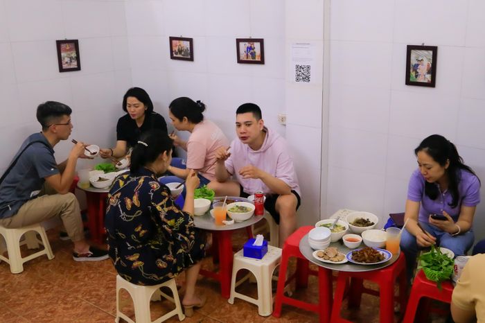  Vào buổi trưa và chiều tối lượng khách tới ăn rất đông. Dù đã có 2 phòng trong nhà nhưng nhiều người vẫn không có chỗ ngồi, phải đợi khoảng 10-15 phút. 