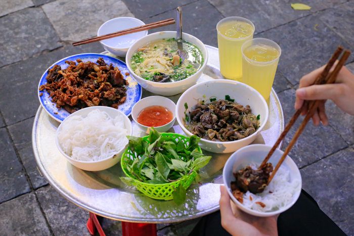  Giống như nhiều quán ăn nổi tiếng khác ở Hà Nội, ngan cháy tỏi ở đây cũng ăn kèm với bún, canh măng tiết. Gia vị ăn kèm bao gồm nước mắm tỏi và rau sống. Giá trung bình mỗi suất 2 người khoảng 250.000-300.000 đồng. 