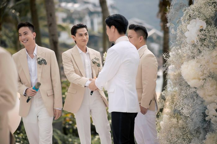  Có mối quan hệ rộng trong và ngoài giới giải trí song Ngô Thanh Vân quyết định mời số lượng hạn chế bởi muốn ngày trọng đại diễn ra trong không khí thân tình, gần gũi. 4 thành viên của nhóm 365, siêu mẫu Xuân Lan, chuyên gia trang điểm Nam Trung là những người bạn của giới giải trí góp mặt. 
