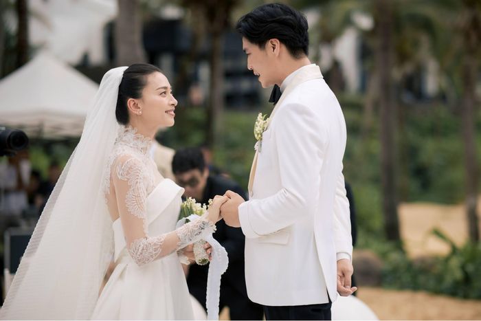  Nắm tay Ngô Thanh Vân, trước quan khách, Huy Trần bảy tỏ tình cảm với vợ. Anh cho biết hiện tại vẫn không tin được Ngô Thanh Vân là vợ của mình. Anh cảm thấy mình là người đàn ông may mắn nhất thế giới. 