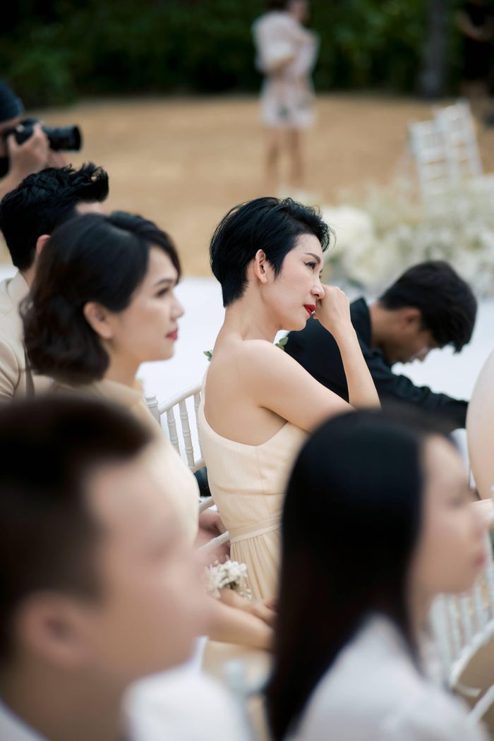  Chứng kiến khoảnh khắc hạnh phúc của bạn thân, ở hàng ghế khách mời, Xuân Lan đã rơi nước mắt. Cựu siêu mẫu từng chia sẻ về tình bạn với Ngô Thanh Vân: "Vân là đứa mình yêu lắm. Cả đời Vân có mấy đứa bạn. Nhưng đứa nào cũng nặng lòng thương Vân. Vân buồn, stress, cô đơn, tự hào, thất vọng, khổ đau, tổn thương, thành công, vui vẻ thì cả đám cũng đều lao đầu vào ôm ấp, dỗ dành. Đến giờ, Vân lấy chồng, cả đám trào nước mắt, vừa khóc vừa cười vì hạnh phúc theo". 