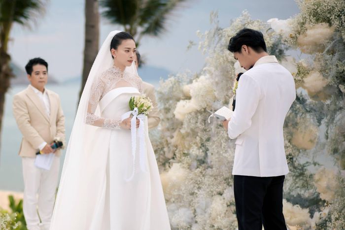  "Huy hứa nói ‘chồng yêu vợ’ mỗi ngày. Huy hứa luôn lắng nghe, luôn cười và khóc cùng Vân. Sẽ là người ở cạnh nắm tay Vân cùng vượt qua dù có chuyện gì xảy ra. Huy hứa khám khá thế giới cùng Vân. Huy sẽ là người chồng, người cha tốt, luôn lắng nghe, thấu hiểu và nắm tay Vân vượt qua sóng gió. Huy sẽ luôn là người xin lỗi trước nếu hai vợ chồng giận nhau", nam doanh nhân nói. 