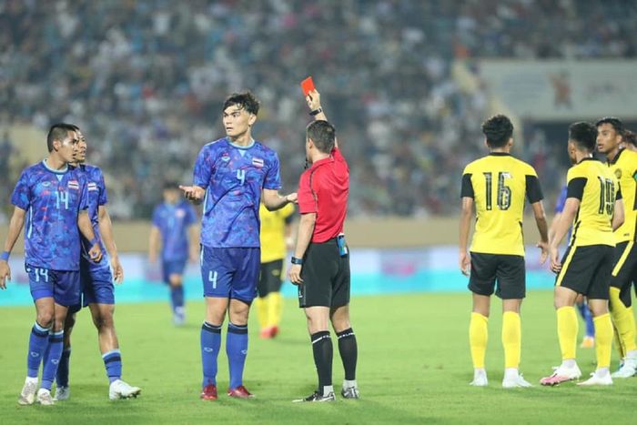 Jonathan Khemdee nhận thẻ đỏ trong hiệp 1