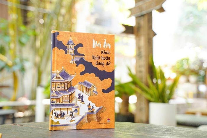 "Khúc khải hoàn dang dở" viết về Đỗ Vĩ, một tình báo tài giỏi của Nhà Trần, một điệp viên gần như duy nhất được ghi trong chính sử, một nghệ sĩ đàn ngọt, thơ hay, bút vẽ thần tình, đường kiếm siêu việt… 