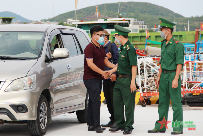 Bộ đội Biên phòng Cảng Hòn Rớ hỏi thăm động viên người thân của thuyền viên.