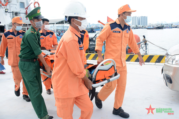 Các lực lượng di chuyển thuyền viên lên xe đến bệnh viện điều trị.