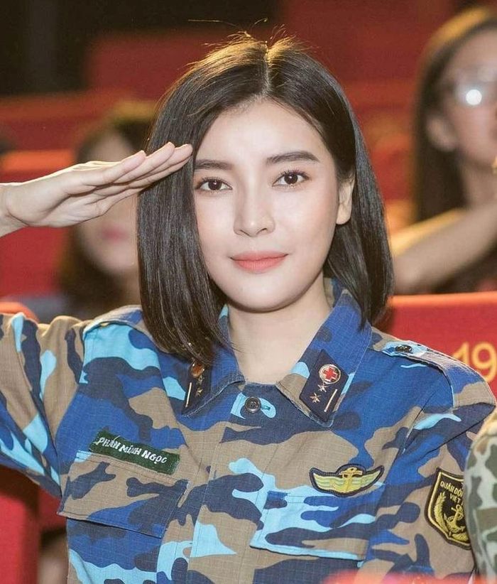 Người hâm mộ cho rằng, số tiền mà Cao Thái Hà kiếm được hàng tháng rất lớn. Ảnh: Saostar