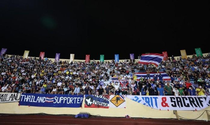 Sức nóng của sân Thiên Trường ngày càng tăng cao trong trận đấu giữa U23 Thái Lan và U23 Malaysia.