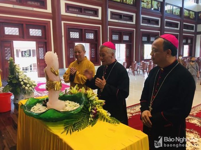Thực hiện nghi lễ tắm Phật cầu nguyện thế giới hòa bình, chúng sinh an lạc. Ảnh: Hữu Tình