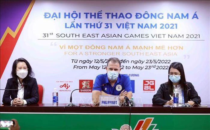 HLV trưởng Đội tuyển bóng đá nữ Philippines Alen Stajcic phát biểu. Ảnh: Anh Tuấn/TTXVN