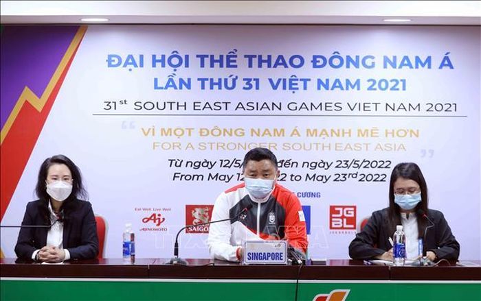 HLV trưởng Đội tuyển bóng đá nữ Singapore Stenphen Ng phát biểu. Ảnh: Anh Tuấn/TTXVN