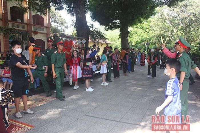 Trải nghiệm chơi trò chơi ném pao.