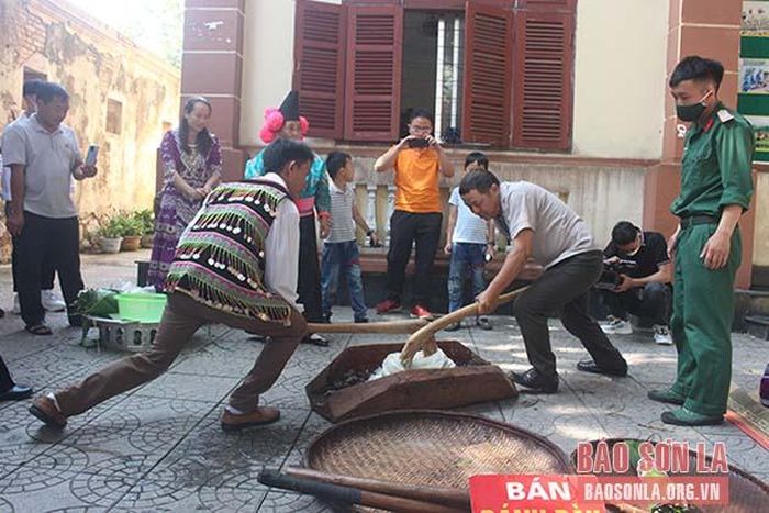 Hoạt động trải nghiệm giã bánh giầy.