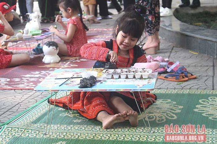 Trẻ em tham gia trải nghiệm tại Bảo tàng tỉnh.