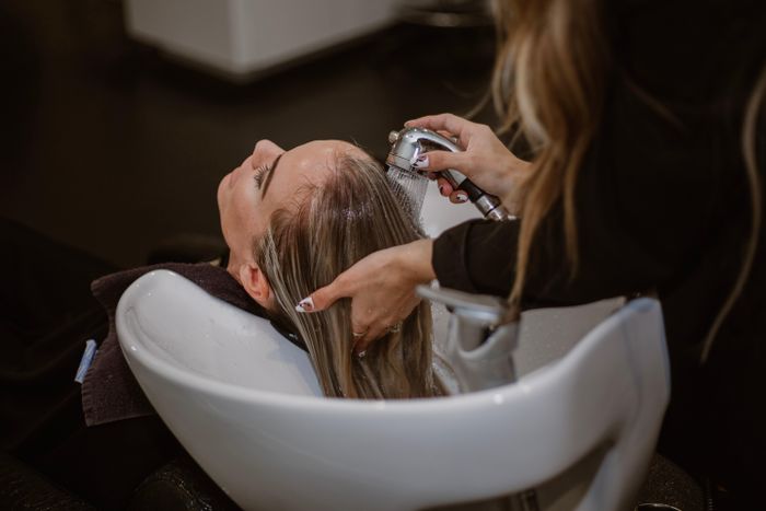  Ngay từ khi đặt lịch, nhiều khách hàng chủ động yêu cầu thợ tóc không trò chuyện. Ảnh: Unplash. 