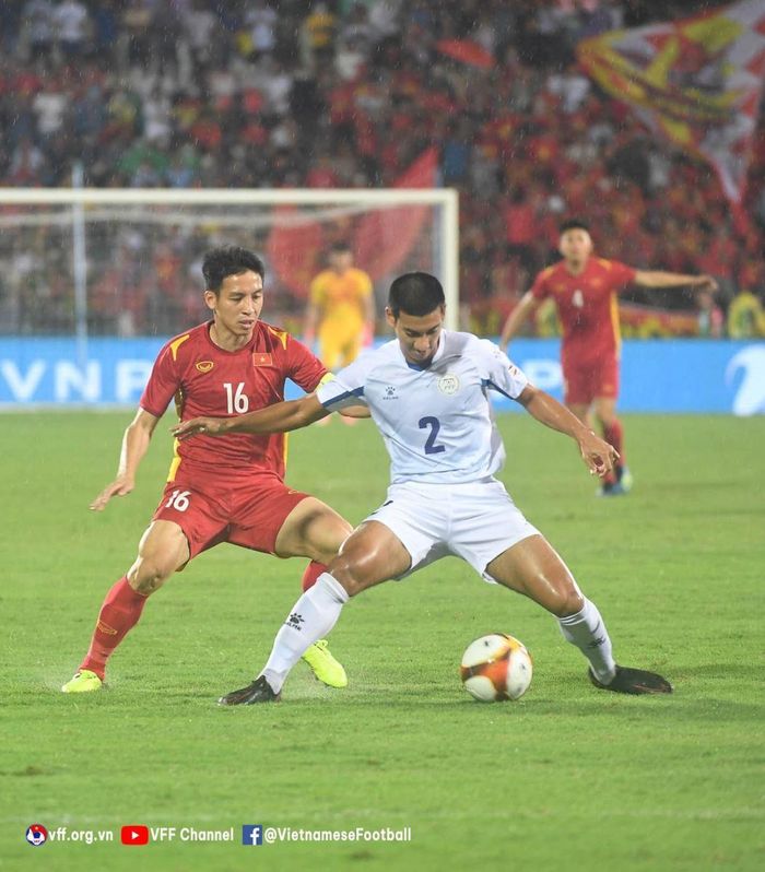 Khi Hùng Dũng, Hoàng Đức bị đối phương áp sát, vây ráp chặt rất khó để U23 Việt Nam khai thông bế tắc. Ảnh: VFF