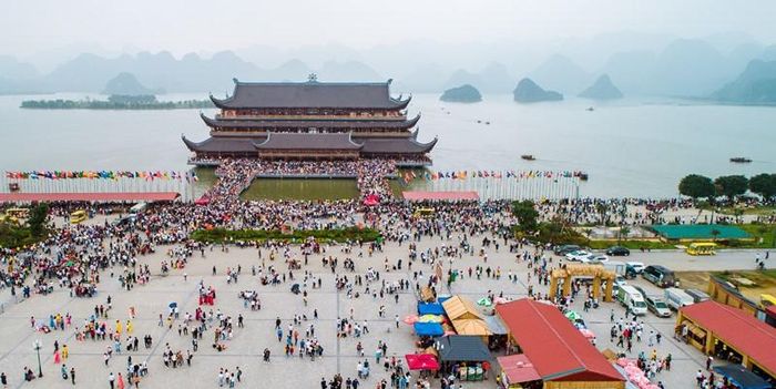 Trước sân Thủy Đình, Khu du lịch Tam Chúc tỉnh Hà Nam.