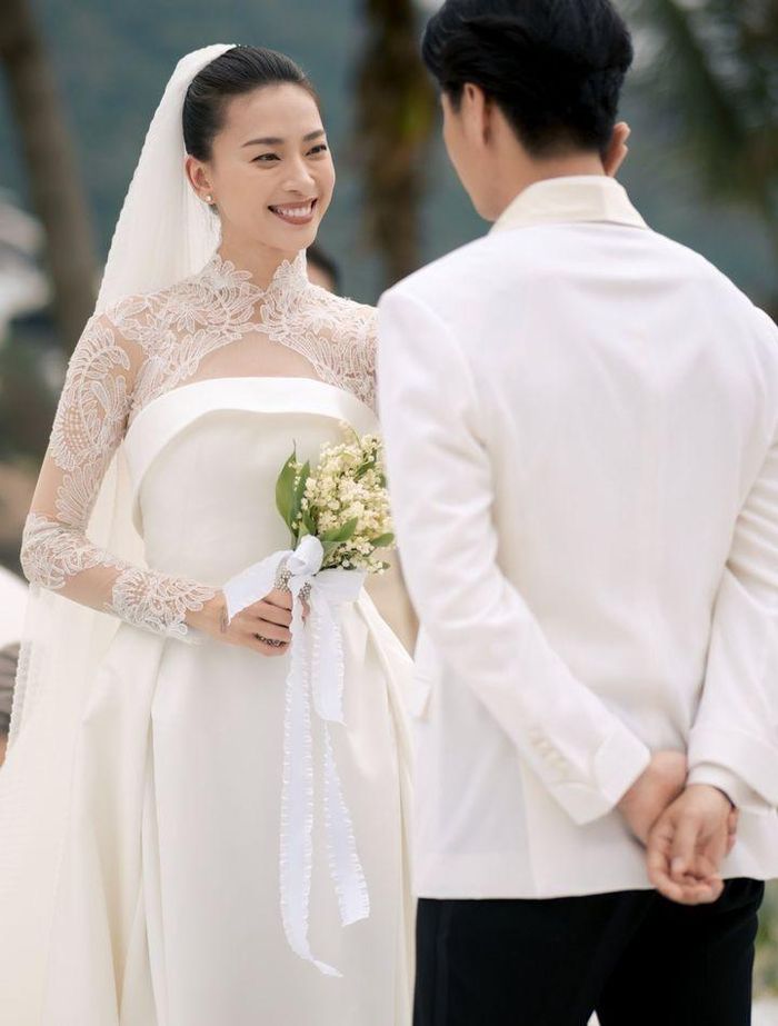 Trong chia sẻ trước đám cưới, Ngô Thanh Vân cho biết sau hơn 10 năm chờ đợi với sự cô đơn cùng nhiều quan niệm cũ về việc lập gia đình, Huy Trần đã xuất hiện như định mệnh của cuộc đời.
