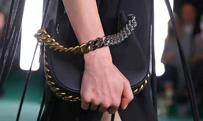 Túi làm bằng chất liệu sợi nấm của Stella McCartney. (Nguồn: Guardian)