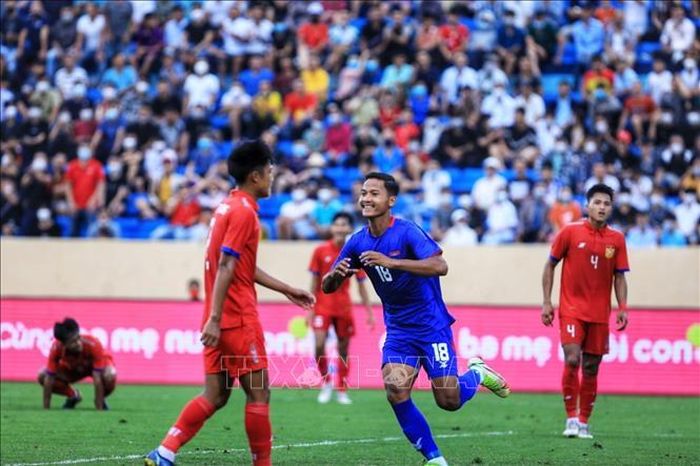Phút 71, tiền đạo mới vào thay người Im Somoun (18) ghi bàn ấn định tỷ số 4-1 cho Campuchia. Ảnh: Tuấn Anh/TTXVN