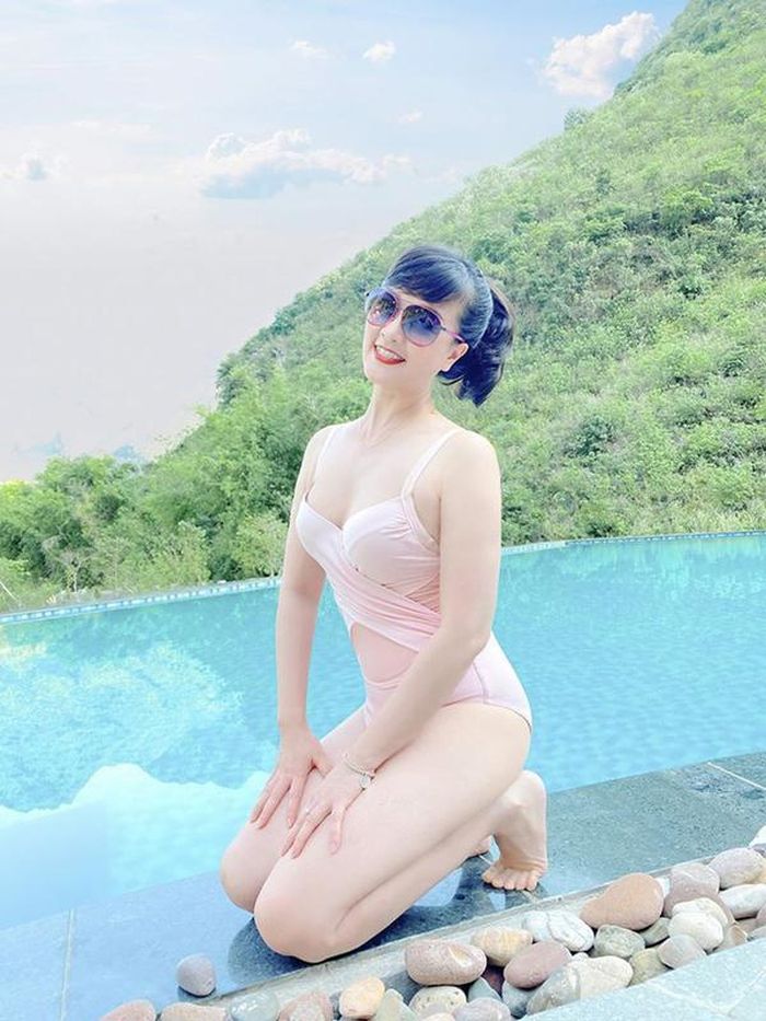 Vân Dung chăm bơi lội để giữ dáng.