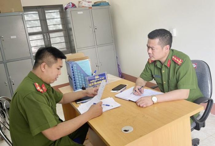 Căn phòng làm việc đơn sơ của Đại úy Mai Hoàng Cường và đồng đội.