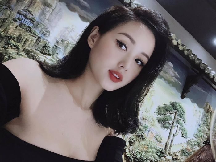 Thân hình cân đối giúp cô tự tin lăng xê nhiều phong cách thời trang gợi cảm, quyến rũ. Ảnh: FBNV