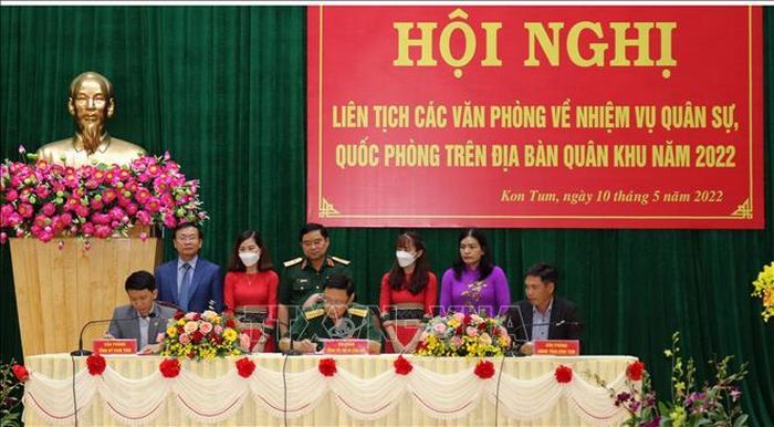 Ký kết phối hợp giữa Văn phòng Tỉnh ủy, Văn phòng UBND tỉnh Kon Tum với Văn phòng Đảng ủy Bộ tư lệnh Quân khu V.