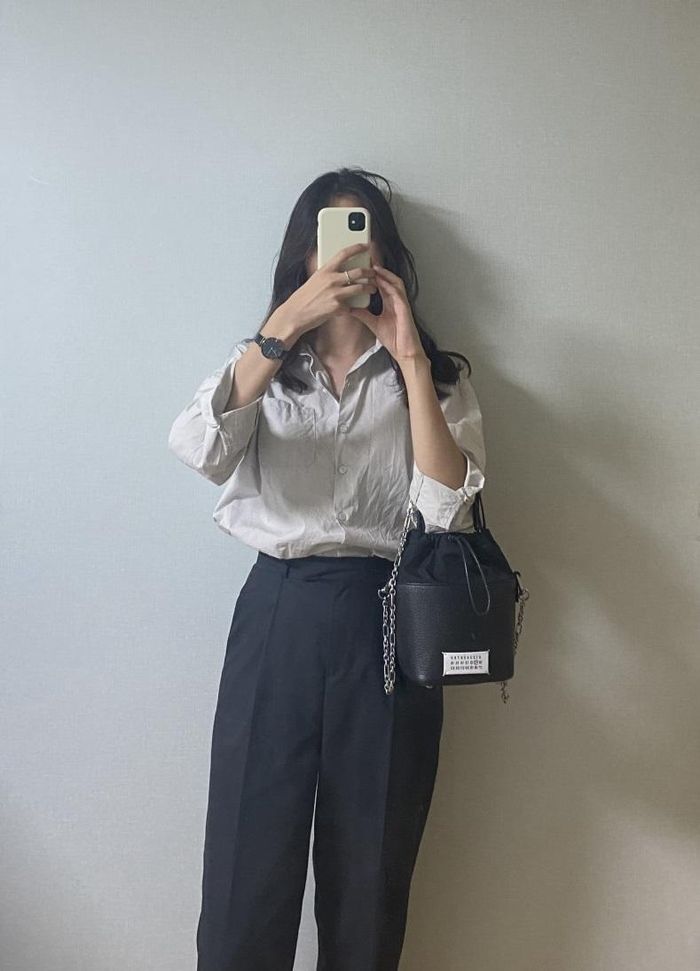 Combo áo sơ mi màu xám nhạt quần âu đen này đơn giản, nhưng độ thanh lịch thì có thừa, nàng nào mặc cũng đẹp.