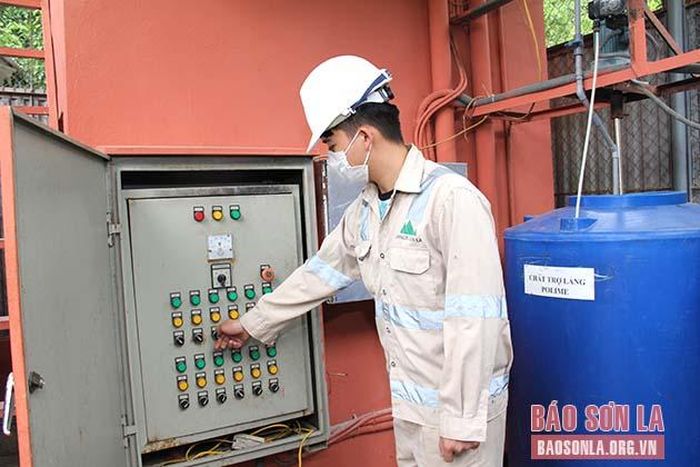Công nhân điều khiển xử lý nước rỉ rác.