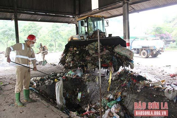 Rác được đổ vào phễu đưa lên băng truyền phân loại. 