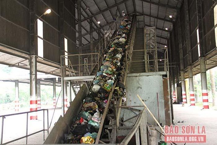 Băng chuyền vận chuyển phân loại rác.