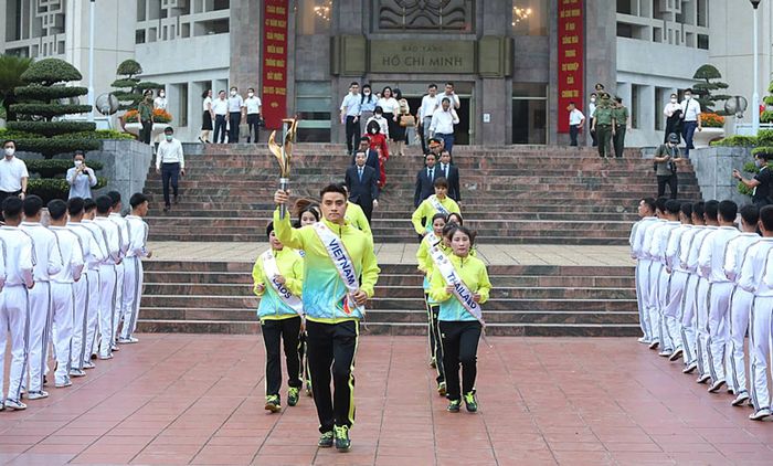 Theo kế hoạch, lễ khai mạc SEA Games 31 sẽ diễn ra với lễ diễu hành, lễ thượng cờ Việt Nam và cử hành Quốc ca, thượng cờ Đông Nam Á và SEA Games 31. 11 vận động viên xuất sắc nhất của thể thao Việt Nam được chọn để cầm cờ. Sau nghi lễ khai mạc, 11 vận động viên sẽ rước đuốc và thắp sáng đài đuốc SEA Games 31.