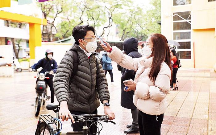 Giáo viên Trường THCS Thái Thịnh (Hà Nội) đón học sinh ngày trở lại trường học trực tiếp.