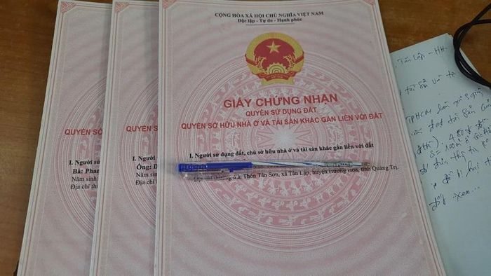 Sổ đỏ giả được cơ quan công an thu giữ. Ảnh: CA