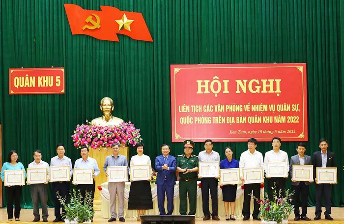 12 tập thể có thành tích xuất sắc trong phối hợp triển khai công tác Văn phòng, góp phần thực hiện thắng lợi nhiệm vụ quốc phòng, quân sự địa phương năm 2021 được tặng bằng khen của Chính ủy Quân khu 5. Ảnh: Đăng Vũ