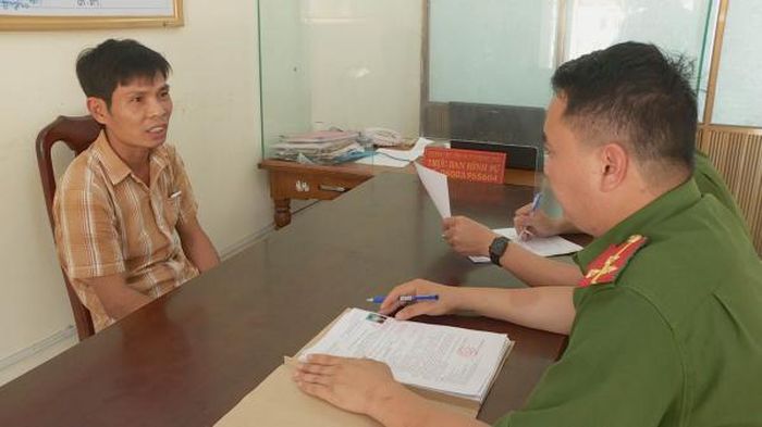Cơ quan điều tra tiến hành lấy lời khai của đối tượng.