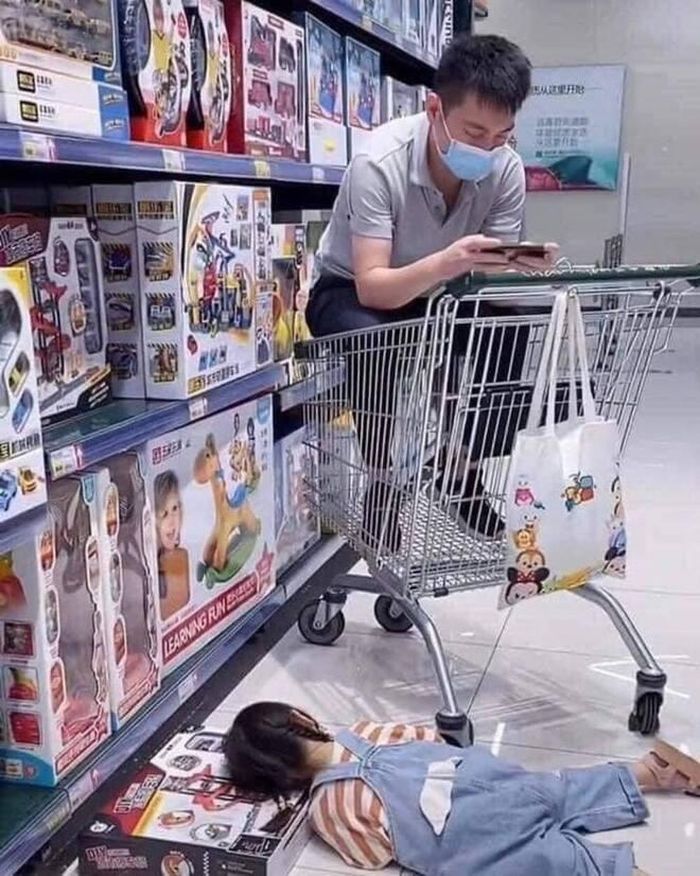 Ông bố kiểu "Mời con lặn lộn tự nhiên như ở nhà".