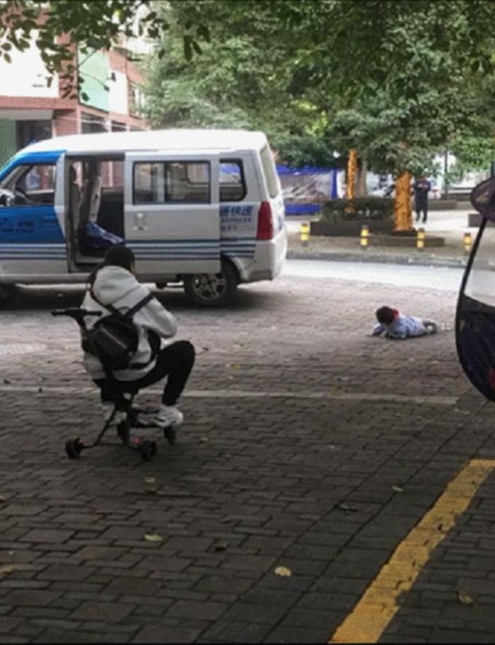 Được hôm nghỉ làm, mẹ có nhiều thời gian lắm, con cứ nằm ở đó cả ngày cũng được. 