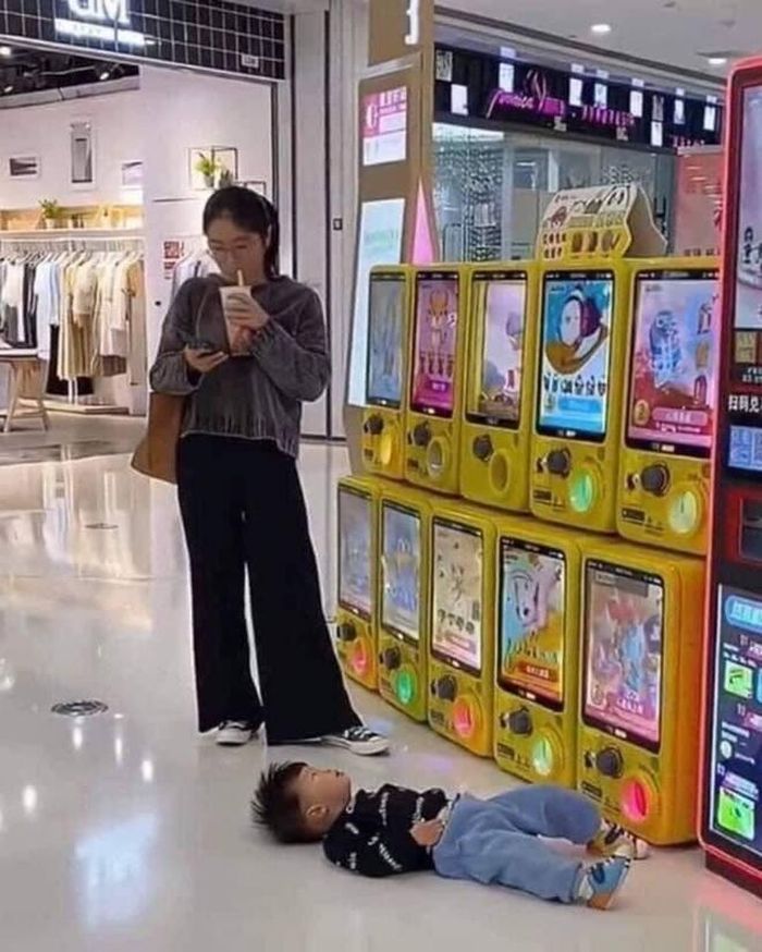 Chỉ cần có ly trà sữa, con muốn nằm ở đây bao lâu cũng được, mẹ chờ. 