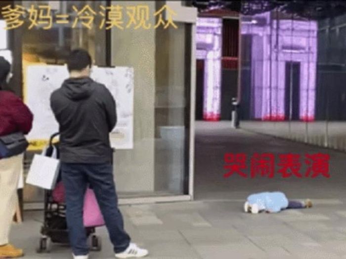 Có vẻ hai vợ chồng đang tranh luận xem đứa trẻ giống ai trong hai người họ. 