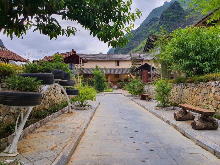  Khu vực khuôn viên rộng, trồng nhiều cây xanh. 